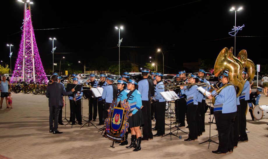 Três-lagoenses prestigiaram chegada do Papai Noel na Feira Central Turística