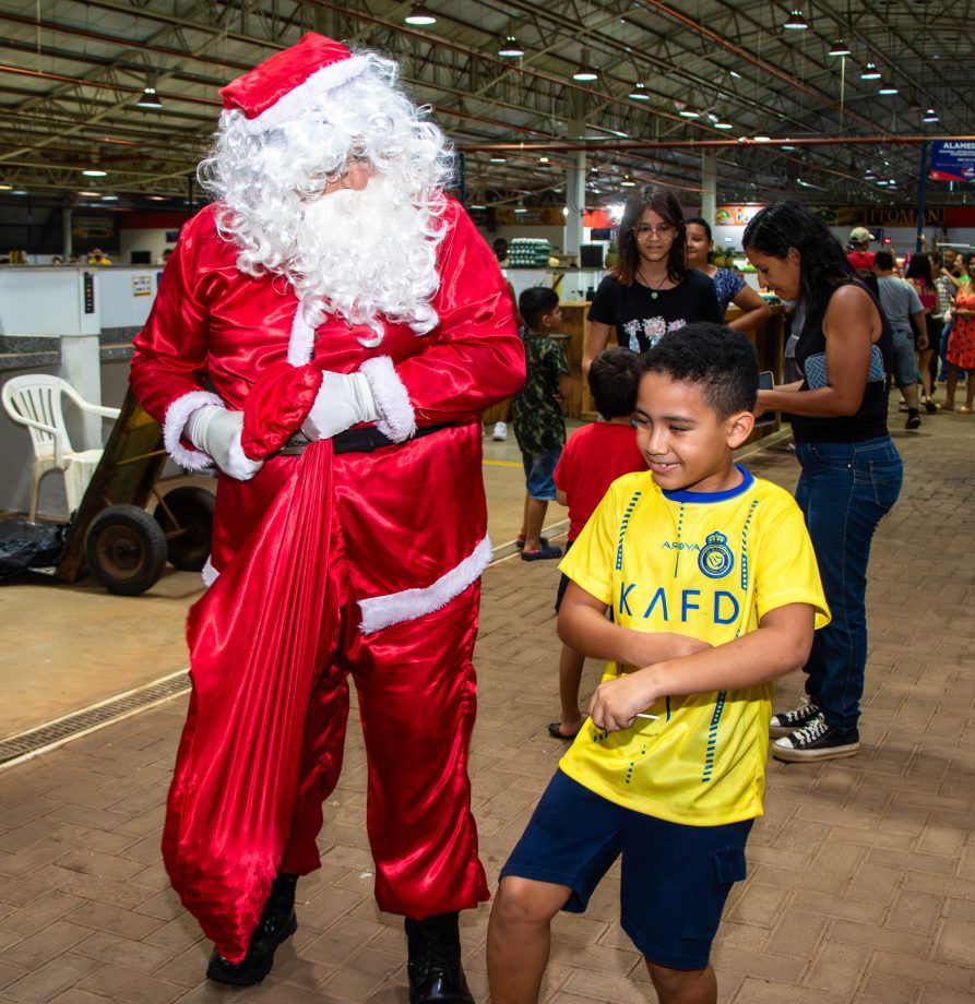 Três-lagoenses prestigiaram chegada do Papai Noel na Feira Central Turística