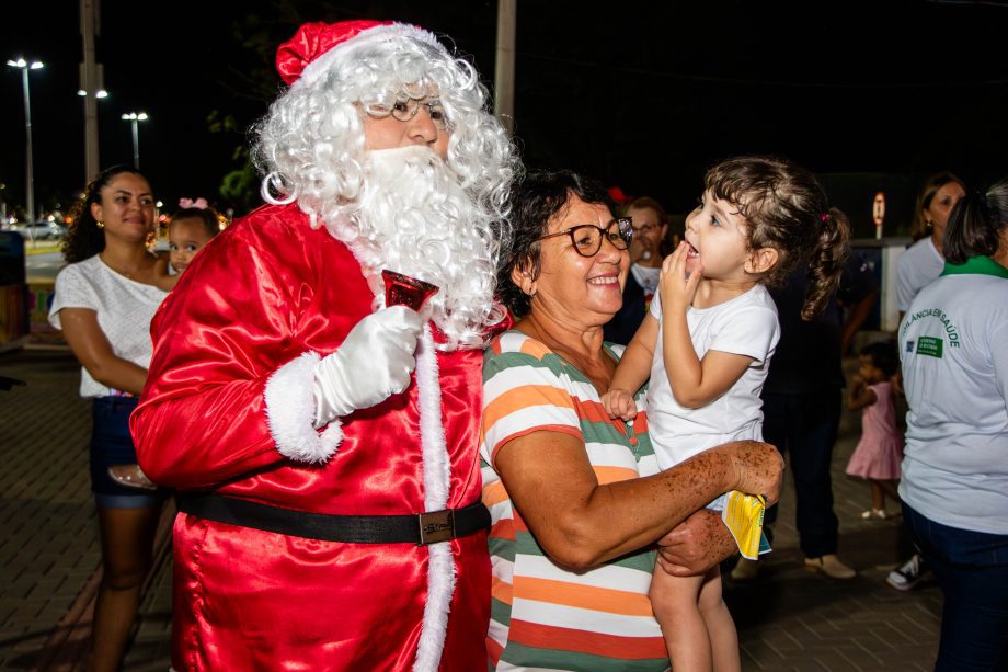 Três-lagoenses prestigiaram chegada do Papai Noel na Feira Central Turística