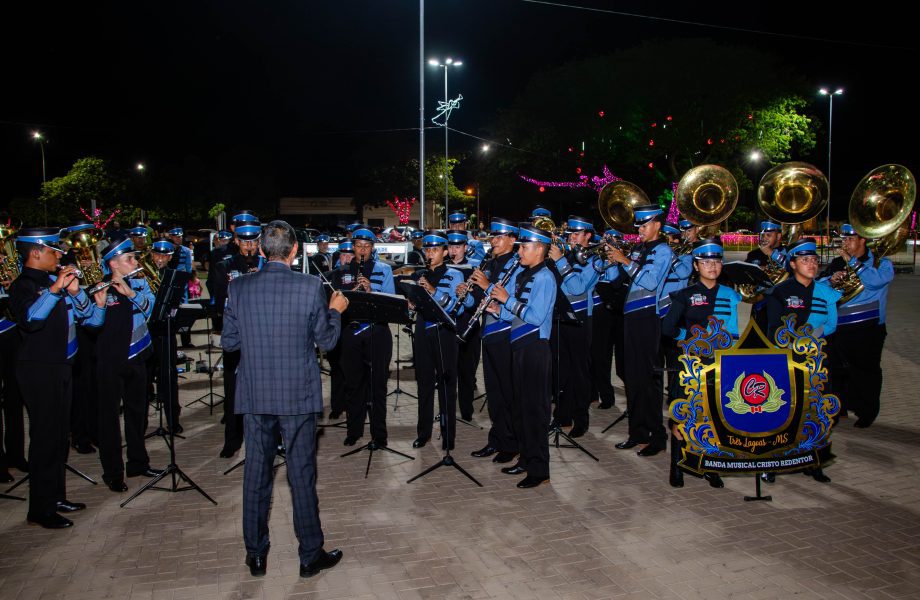 Três-lagoenses prestigiaram chegada do Papai Noel na Feira Central Turística