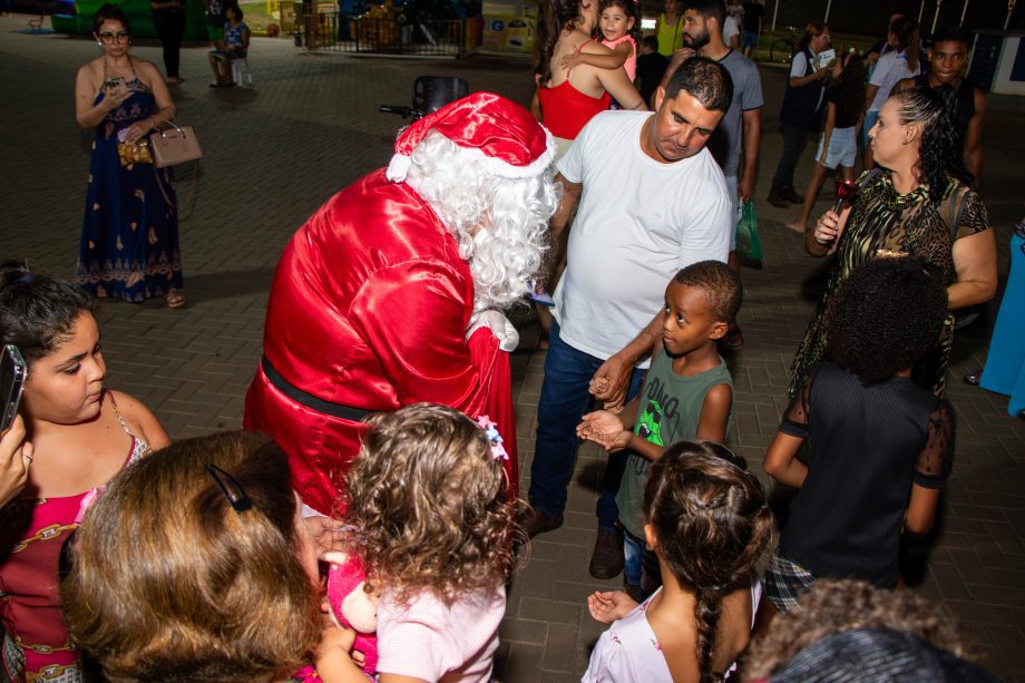 Três-lagoenses prestigiaram chegada do Papai Noel na Feira Central Turística