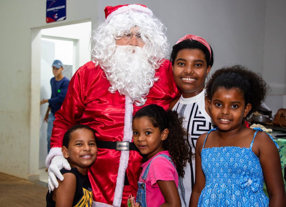 Três-lagoenses prestigiaram chegada do Papai Noel na Feira Central Turística