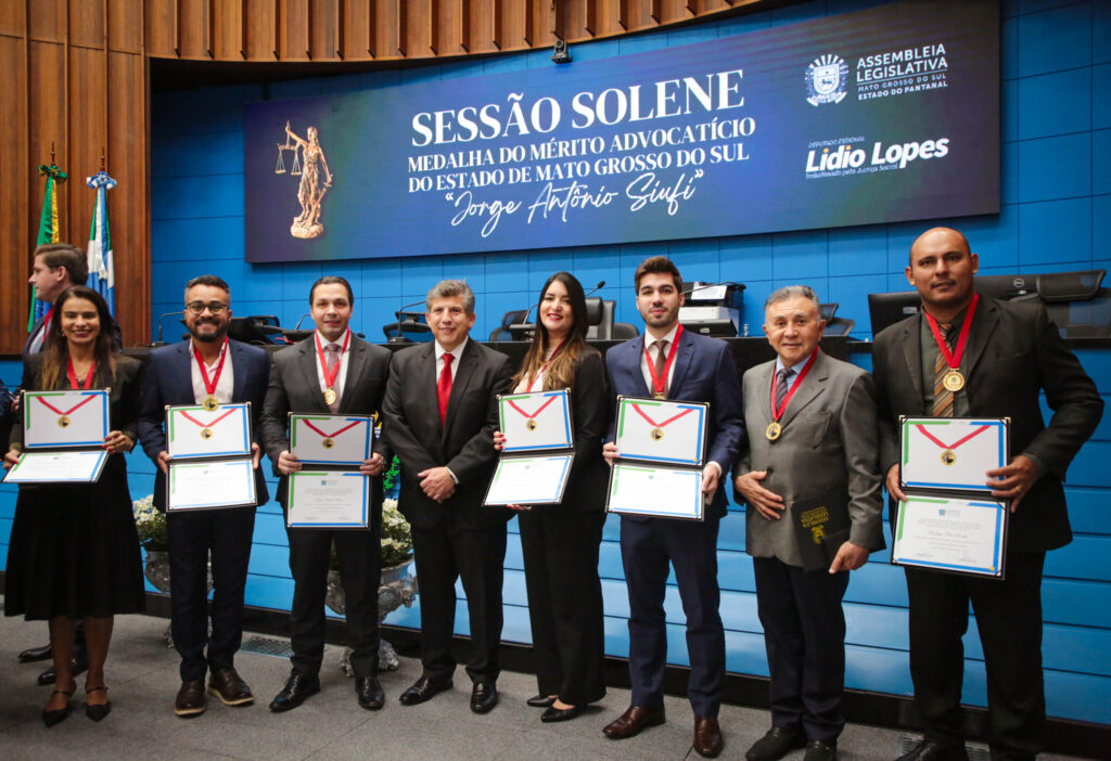 Lidio Lopes homenageia advogados em sessão solene da Alems