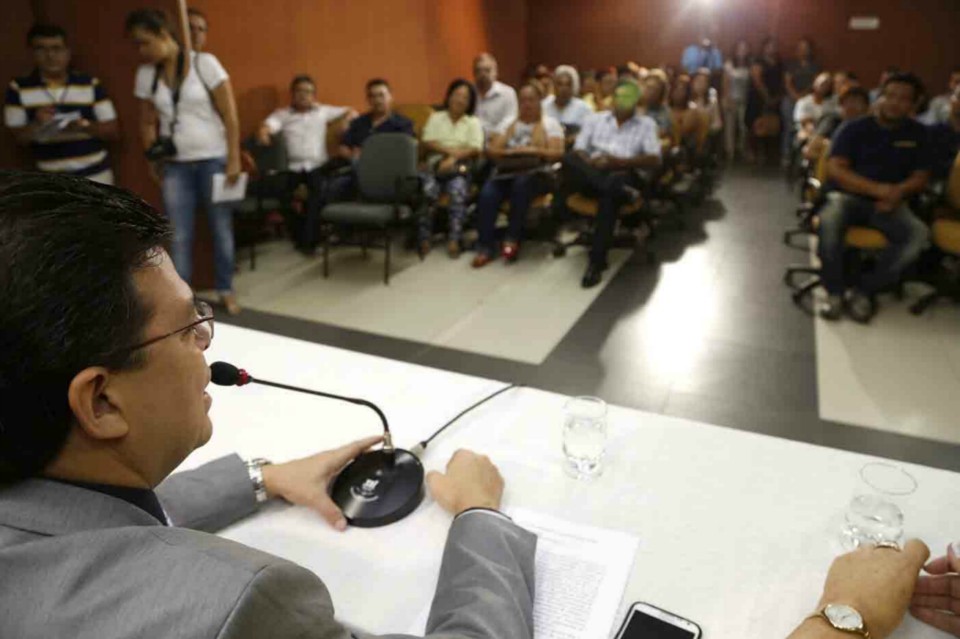 Prefeito Gilmar Olarte empossa conselheiros de assistência social