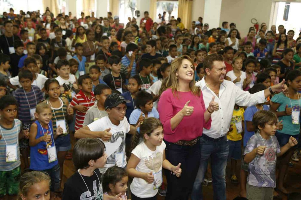Primeira-dama realiza confraternização de páscoa para quase 2 mil crianças