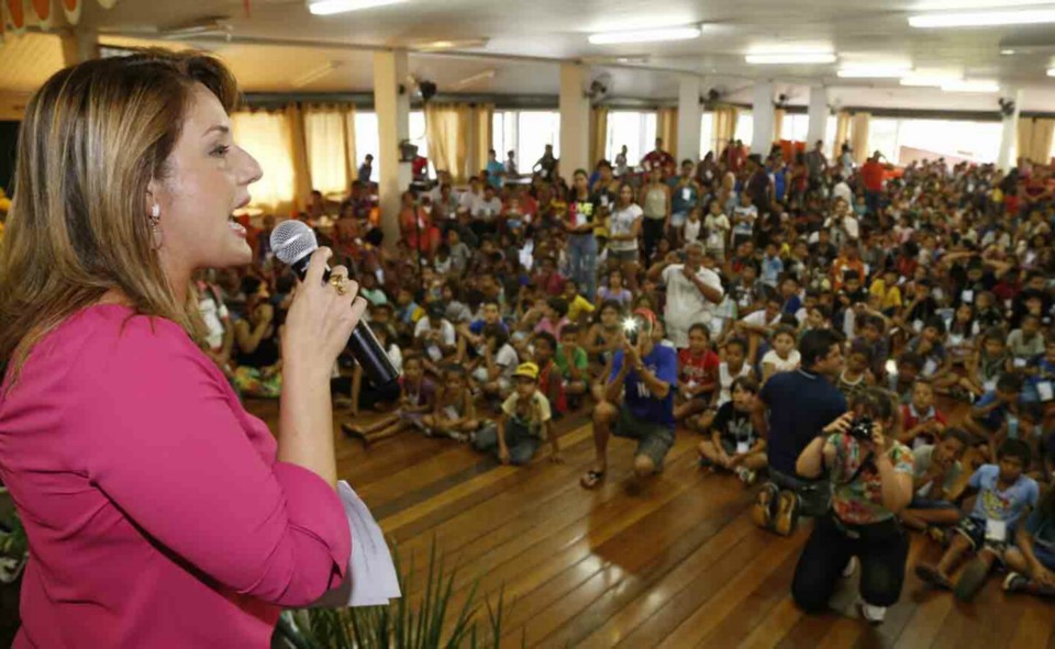 Primeira-dama realiza confraternização de páscoa para quase 2 mil crianças