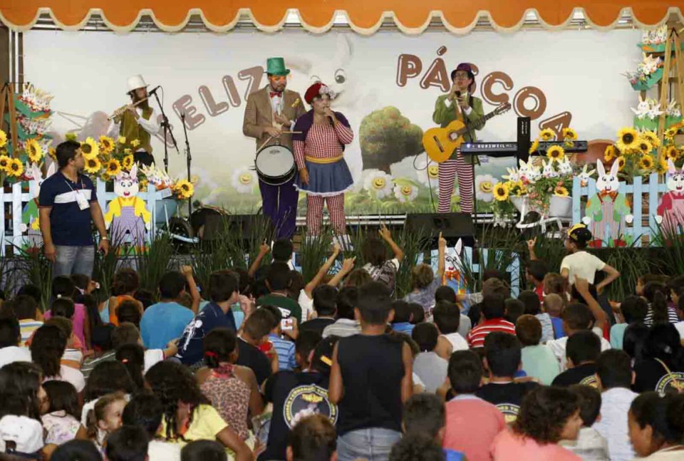 Primeira-dama realiza festa de Páscoa para 2 mil crianças de bairros