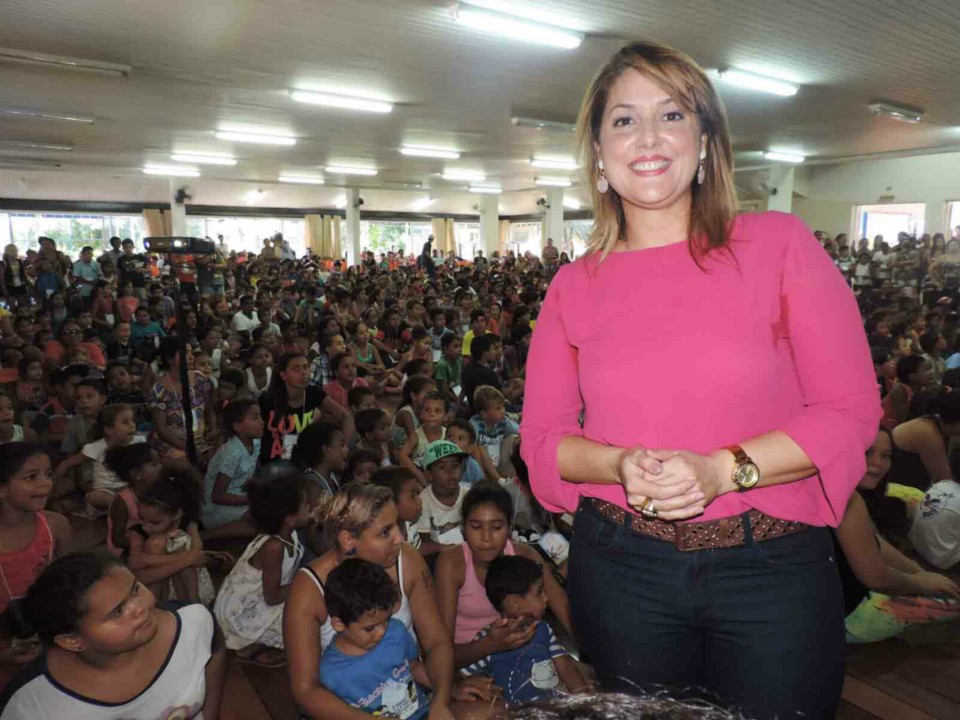 Primeira-dama realiza festa de Páscoa para 2 mil crianças de bairros