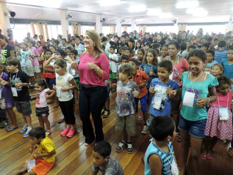 Andréia Olarte faz alegria das crianças com 10 mil lembranças de Páscoa