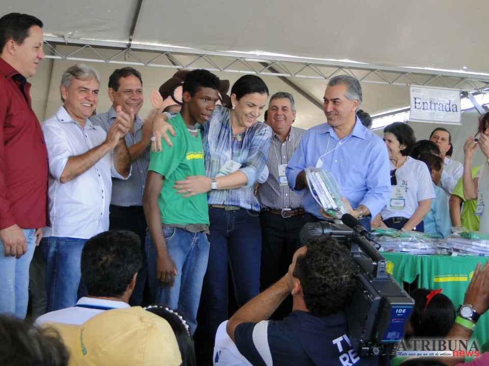 Governador encerra Caravana da Saúde e entrega uniformes e kits escolares