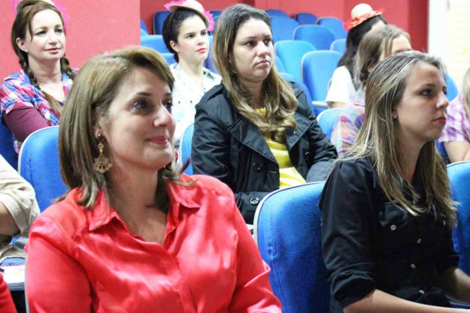 Andréia Olarte recebe homenagens dos professores e adolescentes