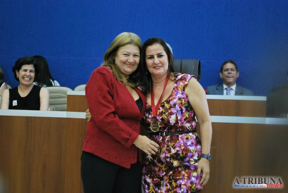 Câmara entrega Comenda Centenário Legislativo a ex-vereadores e ex-servidores