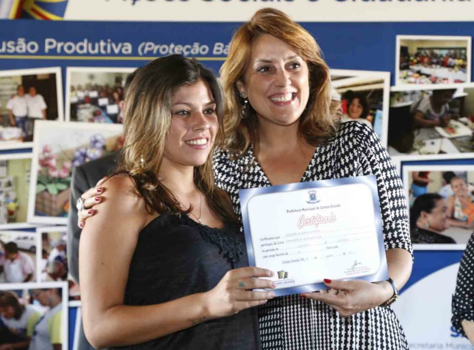 Prefeito entrega certificados para participantes dos cursos de geração de renda