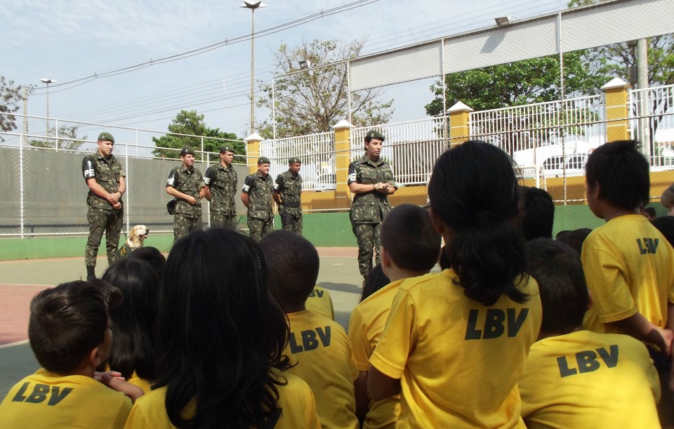 Militares visitam Unidade da LBV e são homenageados pelo Dia do Soldado