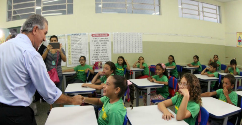 Ano letivo da Rede Estadual começa com merenda, uniformes e kits escolares