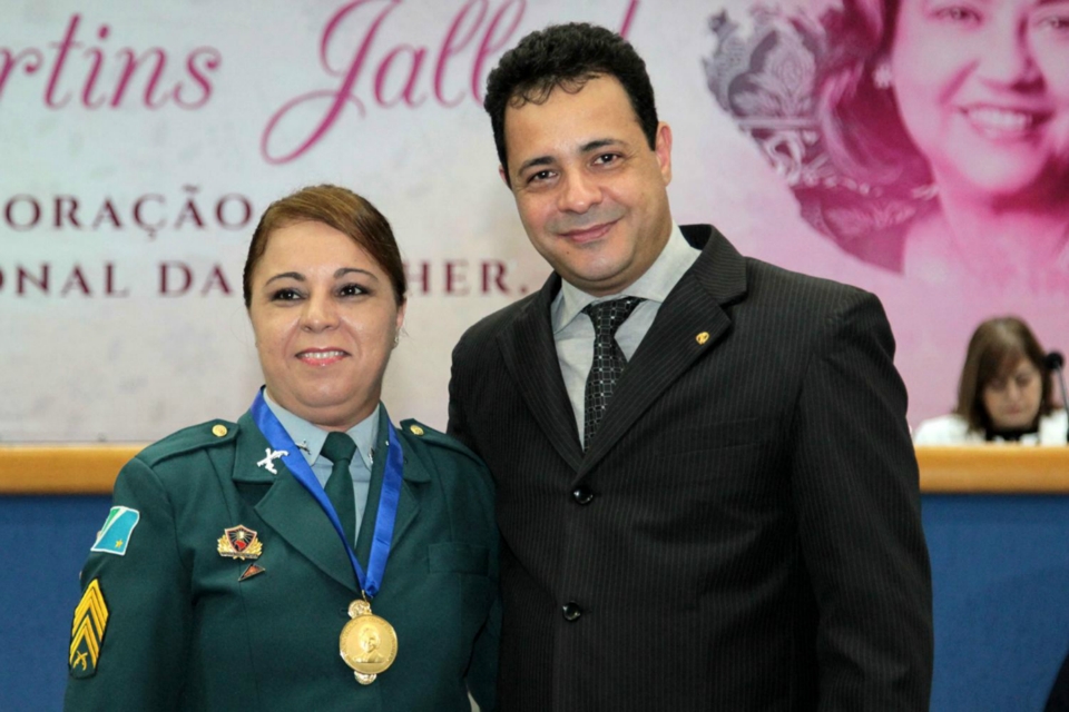 Mulheres são homenageadas com medalha em solenidade no Legislativo da Capital