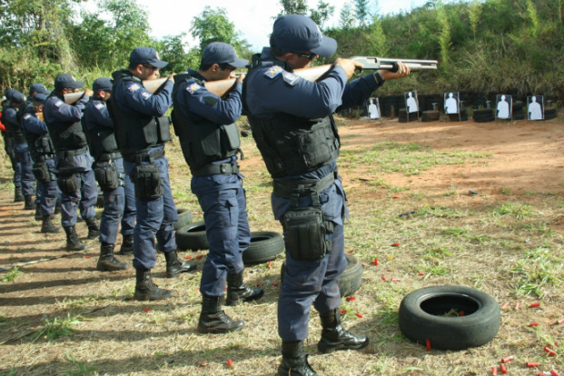 Guardas civis municipais recebem treinamento para uso de espingarda calibre 12