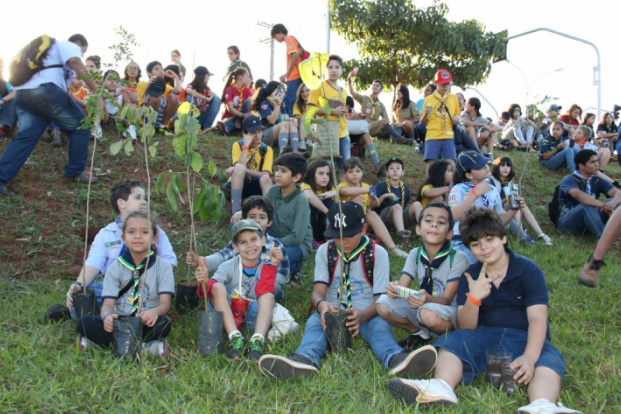 Crianças e adolescentes realizam o plantio de 150 árvores na Capital