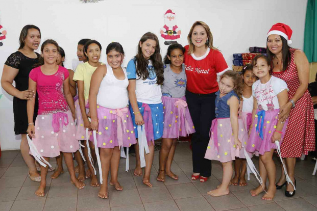 Primeira-dama Andréia Olarte entrega doações no CRAS do Jardim Moema