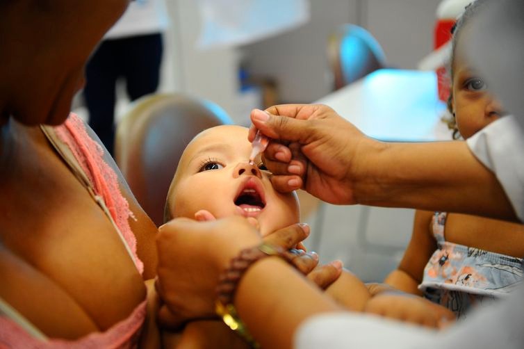 Opas destaca a necessidade de os países das Américas intensificarem as atividades de vacinação e vigilância, para prevenir e combater a propagação da doença (Arquivo/Agência Brasil)
