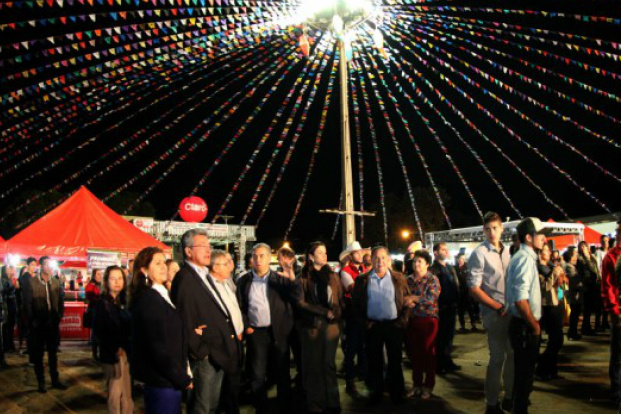 Governador Reinaldo Azambuja prestigia abertura da Festa do Sereno em Batayporã