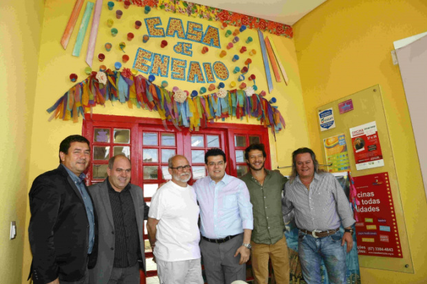 Prefeito Gilmar Olarte visita Casa de Ensaio junto com ator Nando Rodrigues