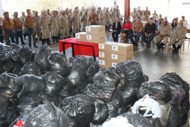 Bombeiros realiza entrega de materiais arrecadados na Campanha do Agasalho
