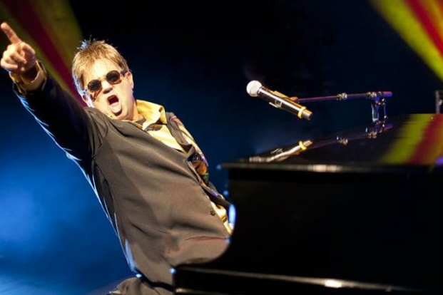 Cantor Elton John cover faz show em Campo Grande dia 11 de julho