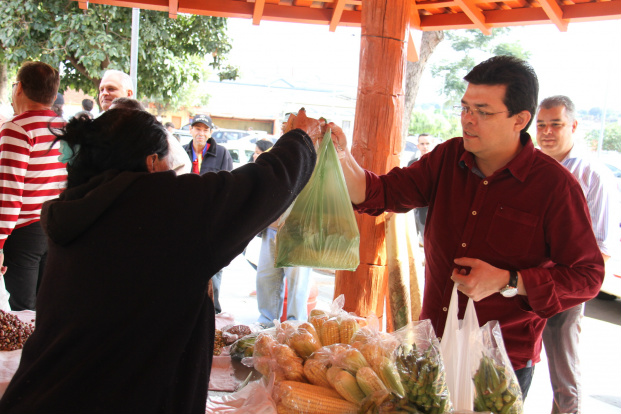 Prefeito visita Mercado Municipal acompanhado de vereador e secretários