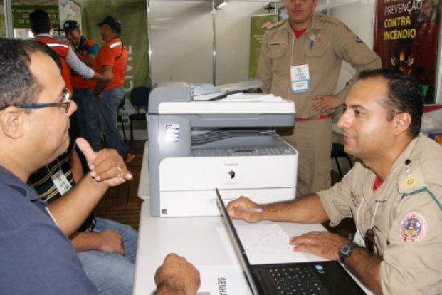Bombeiros inova e emite certificados de vistorias na Caravana da Saúde