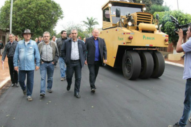Em Douradina, governador autoriza obras recapeamento e garante novos recursos