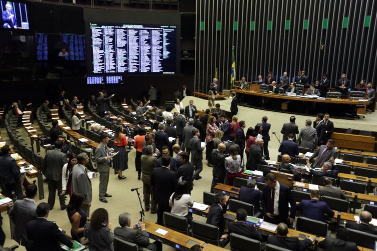 A Câmara dos Deputados aprovou o projeto que acaba com a desoneração e reduz tributos sobre o diesel- Fabio Rodrigues Pozzebom/Agência Brasil