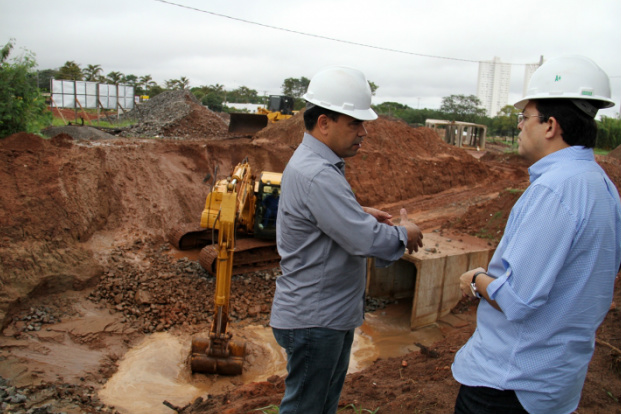 Olarte vistoria obras de drenagem e asfalto da etapa D do bairro Mata do Jacinto