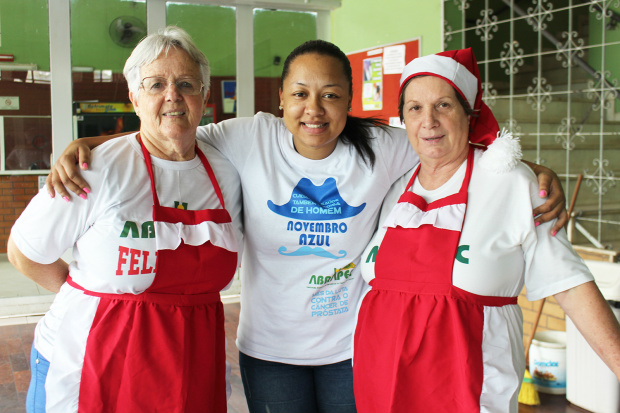 Eliane com as voluntárias Sônia e Ilda. (Foto Cristina Gomes