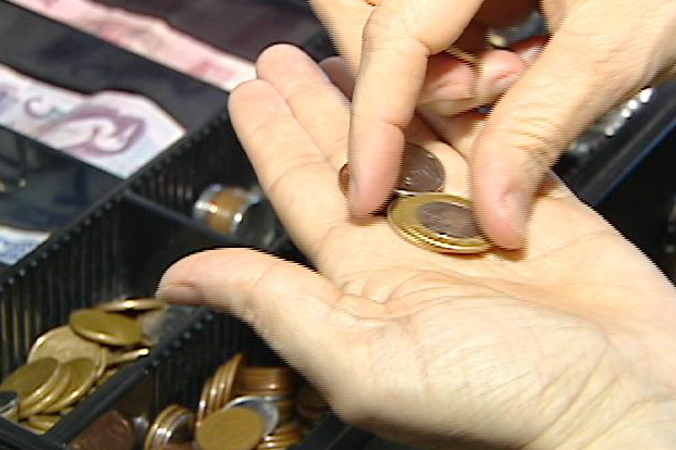 Comerciantes 'garimpam' moedas para suprir falta de troco em MS