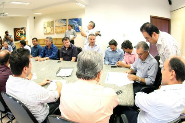 Reinaldo apresenta situação econômica e propõe união a deputados estaduais