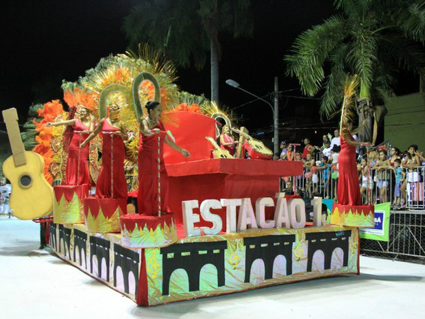 Estação Primeira abriu o desfile das escolas do grupo especial de Corumbá na noite desta segunda (Foto: Kléverton Velasques/Prefeitura de Corumbá)