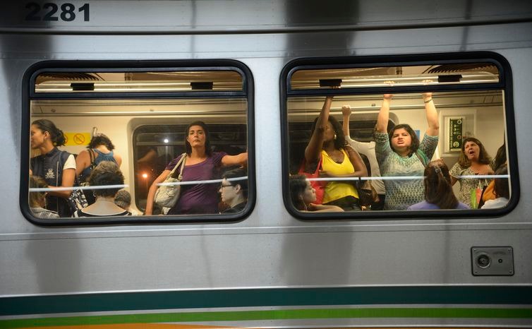 Em muitas cidades, empresas de metrô separam vagões somente para usuárias com intuito de evitar casos de importunação sexual - Fábio Rodrigues Pozzebom/Agência Brasil