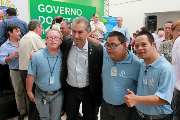 Governador Reinaldo Azambuja tira foto com os estagiários em visita à Sanesul