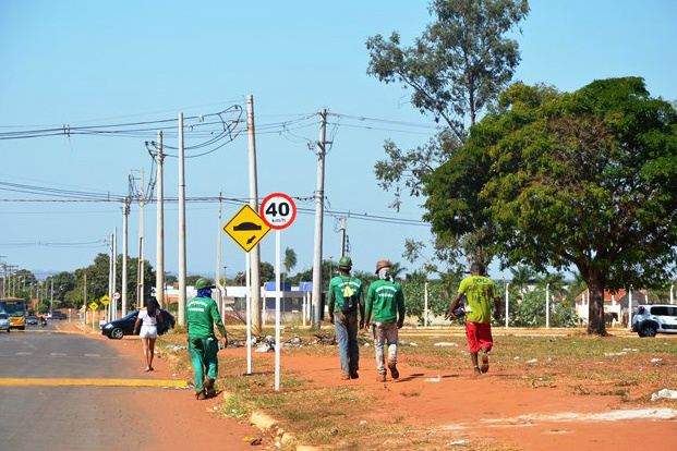 Rua Quixeramobim recebe redutores de velocidade e sinalização