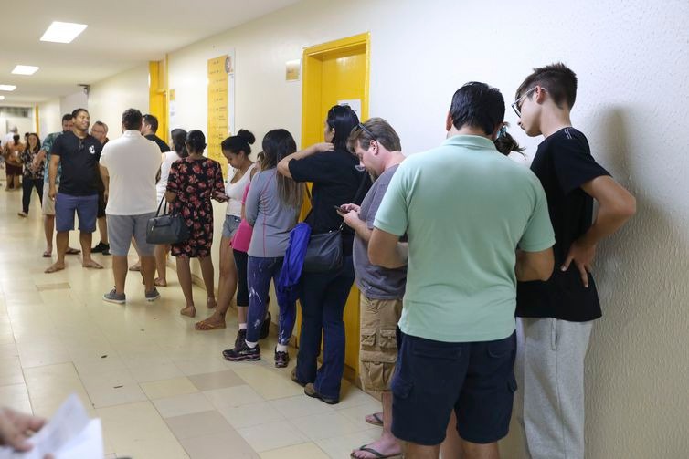 Eleitores vão às urnas no primeiro turno das eleições de 2018. Na foto, fila no colégio Elefante Branco. - Valter Campanato/Agência Brasil