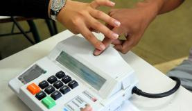 Identificação de eleitor pela impressão digital no sistema biométrico.  Wilson Dias/Arquivo/Agência Brasil 