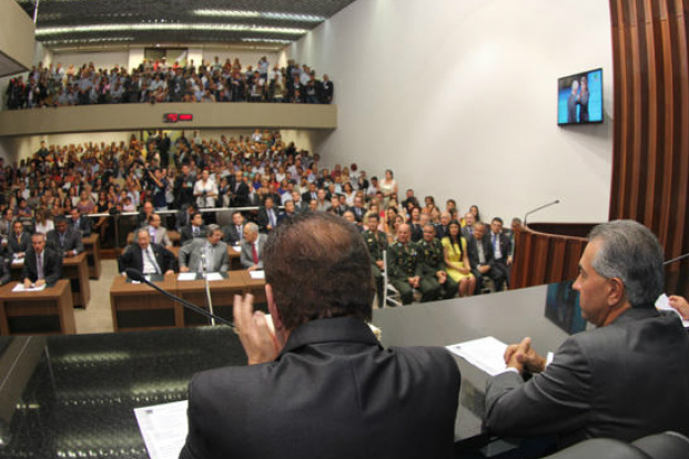 Reinaldo Azambuja participa da solenidade de posse dos deputados estaduais