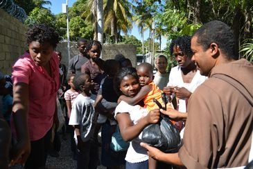 Doação de alimentos a haitianos em Porto Príncipe - Marcello Casal/Arquivo/Agência Brasil