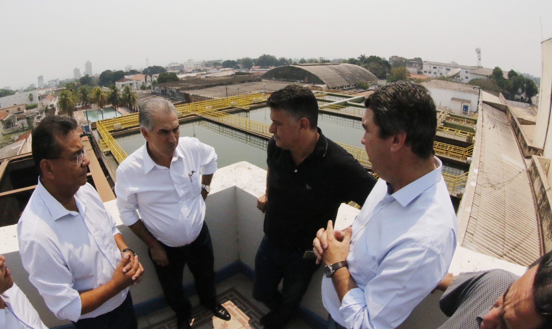 Reinaldo em visita a ETA, ao lado do prefeito Ruiter Cunha (E) e o secretário estadual Eduardo Riedel (Governo e Gestão Estratégica)