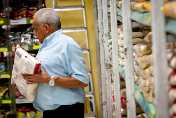 Alimentos não perecíveis já podem ser levados aos postos de coleta do Natal sem Fome. Arquivo/Agência Brasil