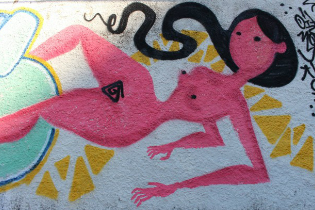 Homem autoriza grafite e tem muro pintado com desenho de mulher nua