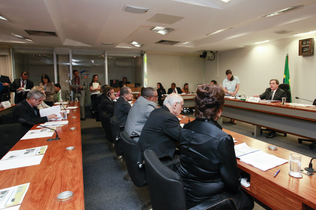 Senador Moka preside reunião em que foi aprovado projeto sobre guarda compartilhada.
