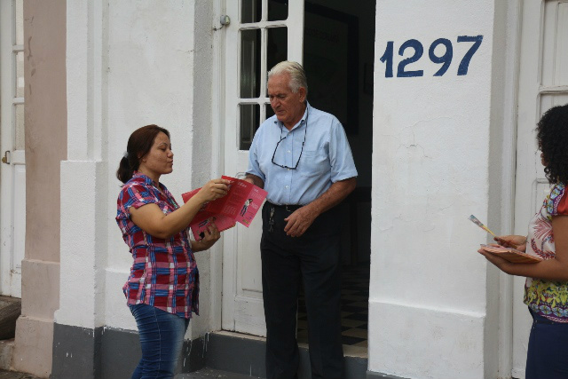 Servidores e estudantes distribuíram panfletos a moradores de Corumbá. (foto Campus Corumbá)