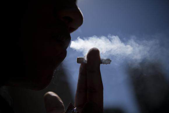 As pessoas que fumam um maço por dia, por 20 anos, têm risco de cinco a dez vezes maior de desenvolver esse tipo de câncer. Marcelo Camargo/Agência Brasil 